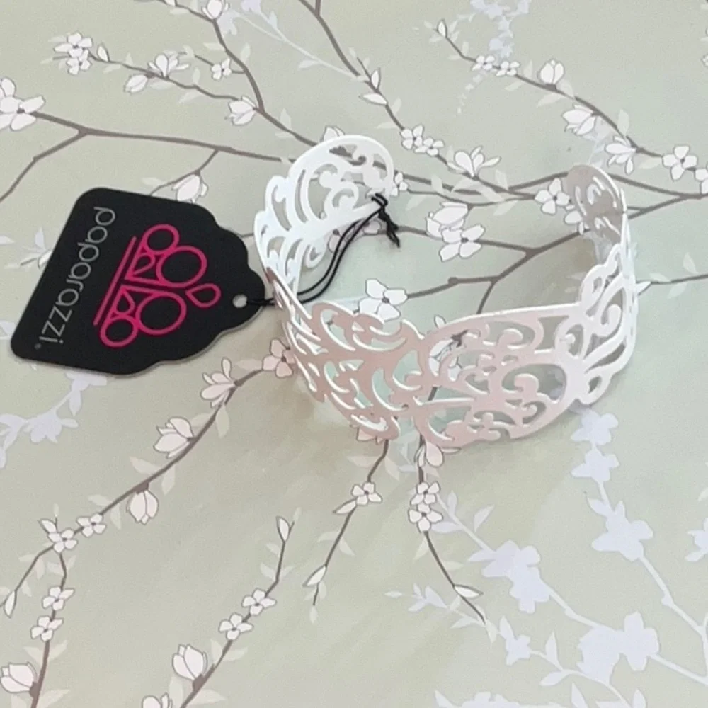 ❄️ Paparazzi | White Blossom Cuff Bracelet Wedding Beach Shabby Chic